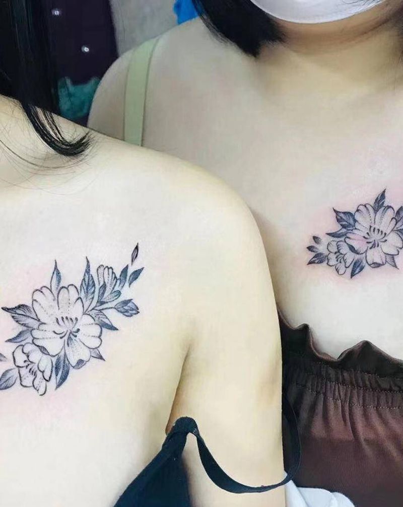 素花纹身图片_胸部纹身图案