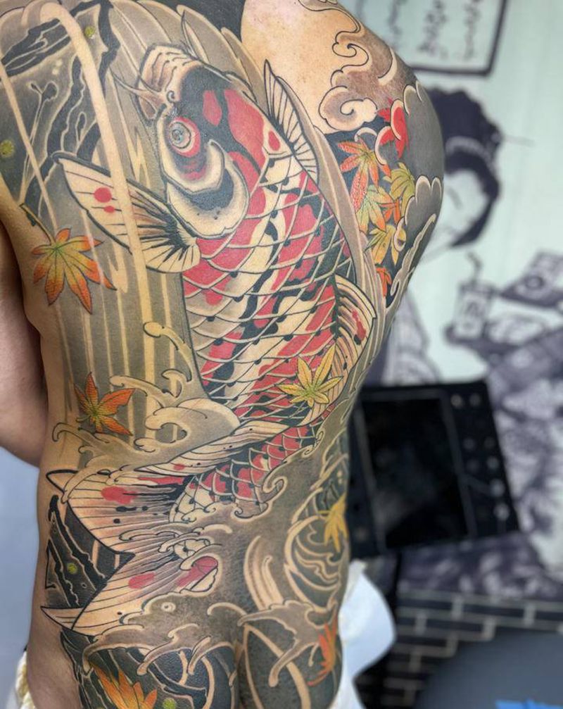 传统满背鲤鱼纹身图片_背部老传统彩色鲤鱼纹身图案
