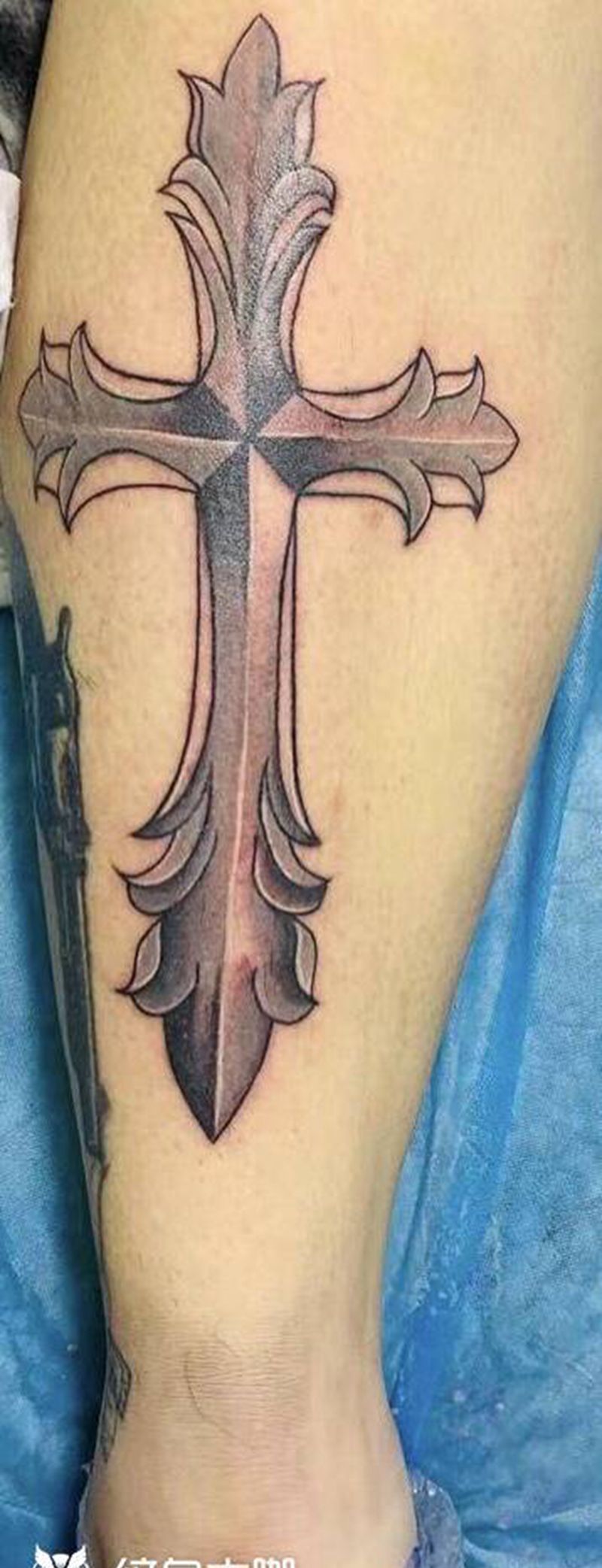 十字架纹身图片_腿部纹身图案