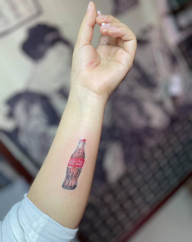可口可乐纹身图片_手臂欧美写实可乐袖珍纹身图案