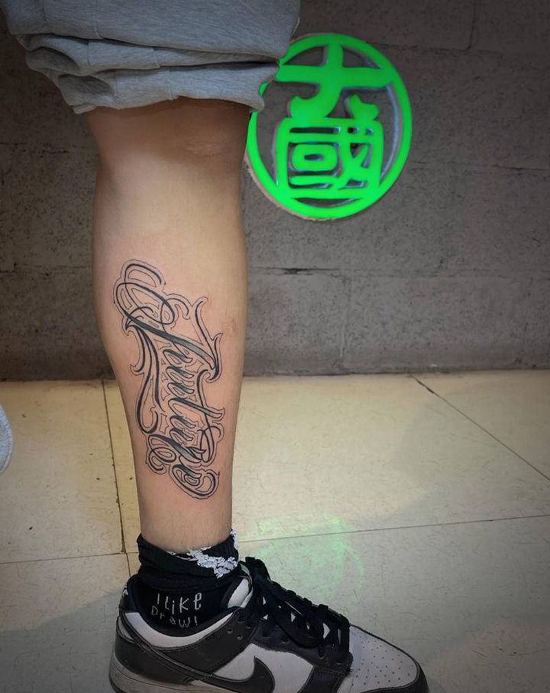 未来纹身图片_腿部花体字纹身图案