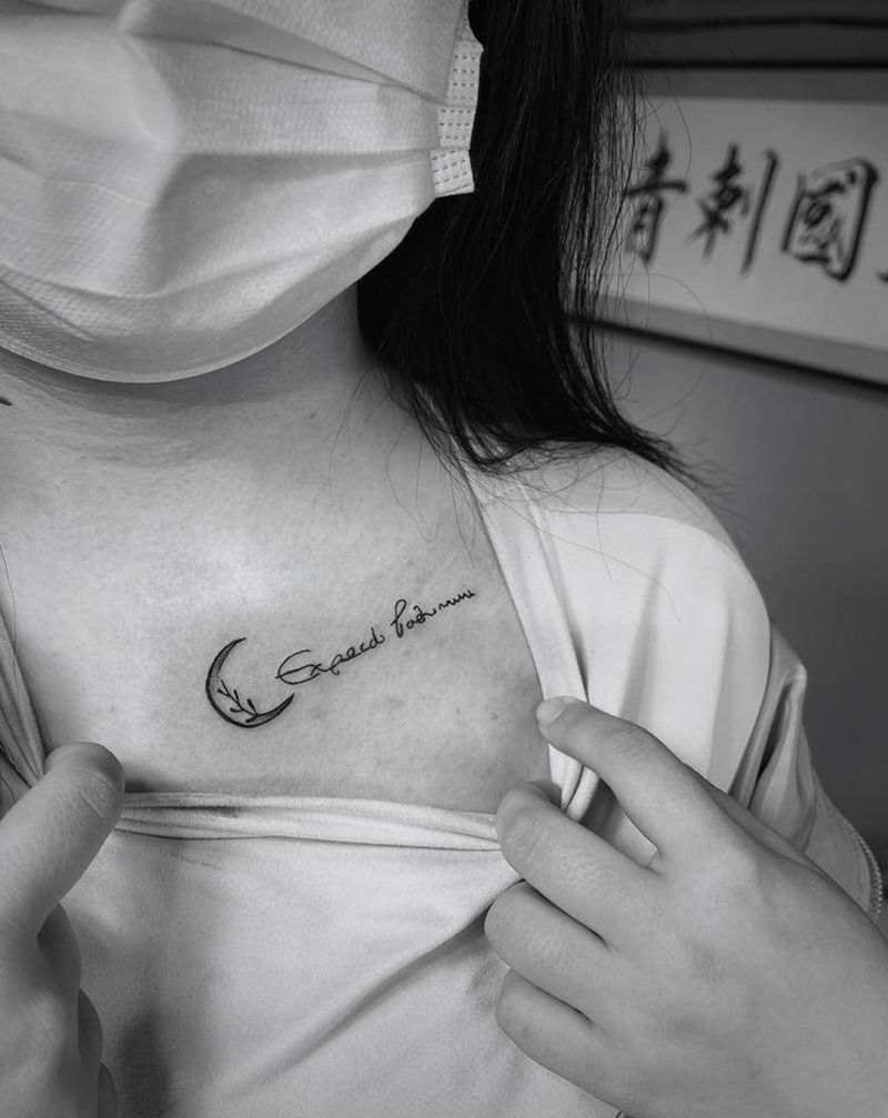 字母纹身图片_胸部花体字纹身图案