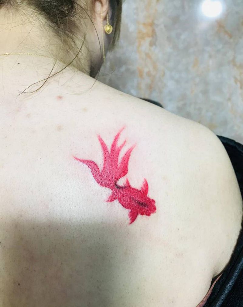 小金鱼纹身图片_肩部纹身图案