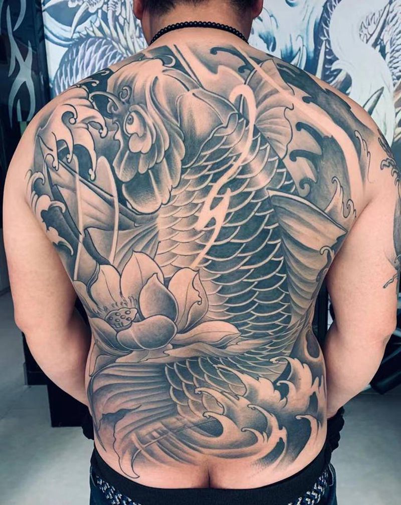鲤鱼纹身图片_背部纹身图案
