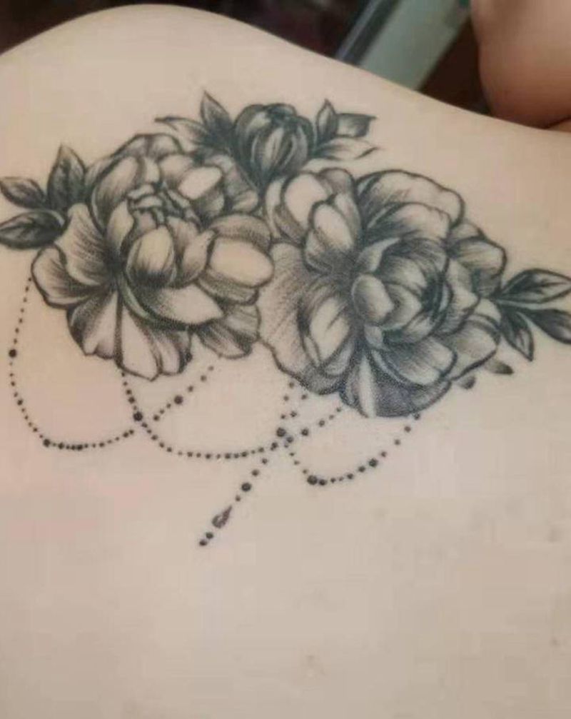 素花修改纹身图片_肩部点刺纹身图案