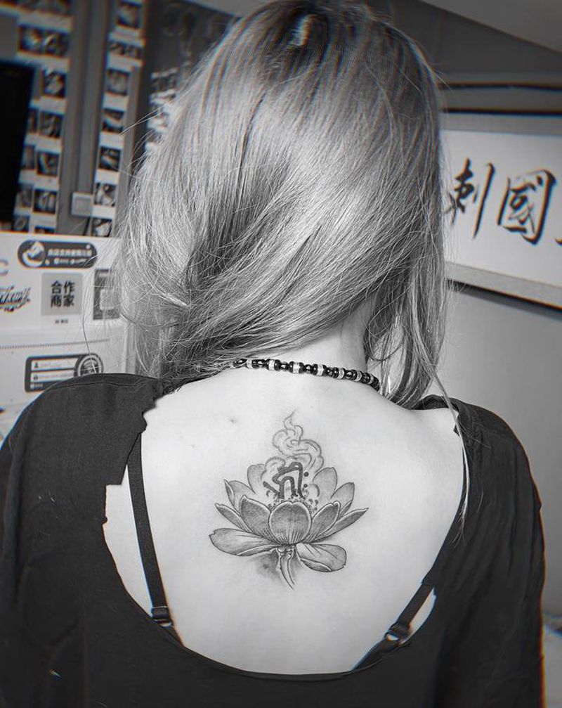 莲花纹身图片_背部水墨纹身图案