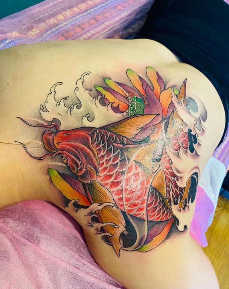 红鲤鱼纹身图片_背部纹身图案