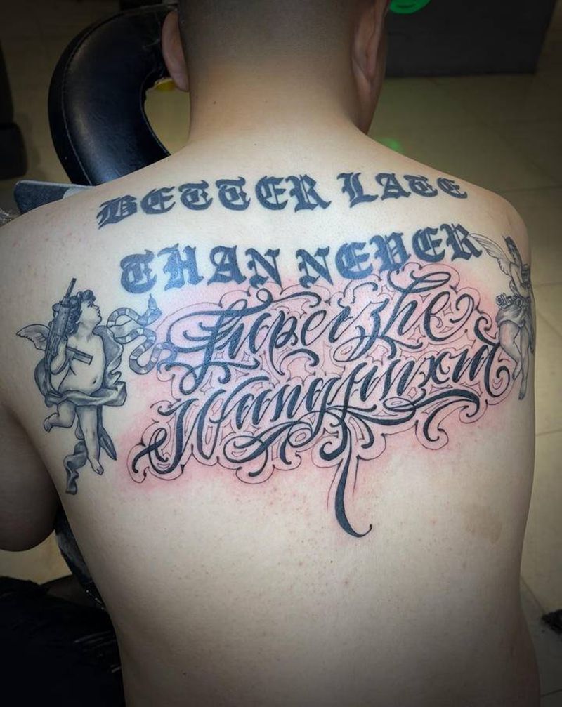 奇卡诺纹身图片_背部花体字纹身图案