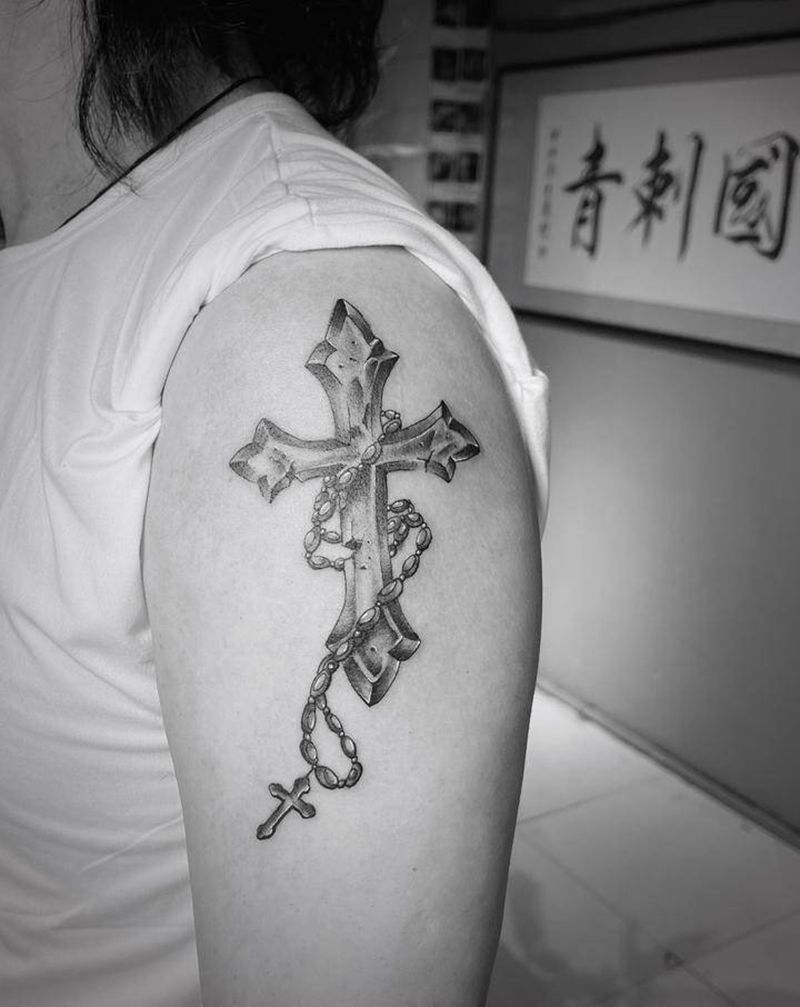 十字架纹身图片_手臂欧美写实纹身图案