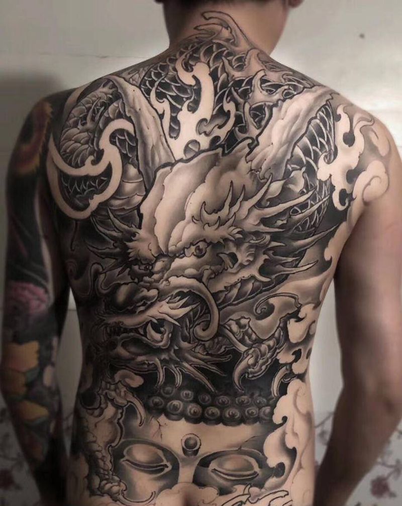 未完待续纹身图片_臀部背部新传统纹身图案