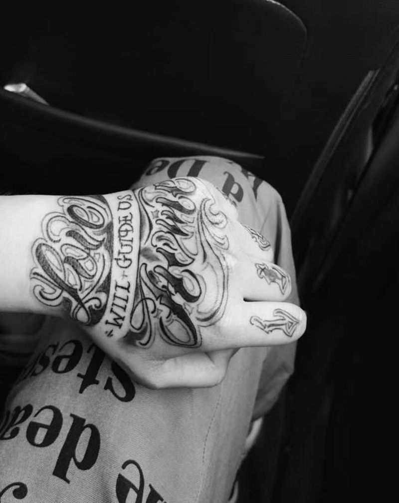 字纹身图片_手部花体字纹身图案