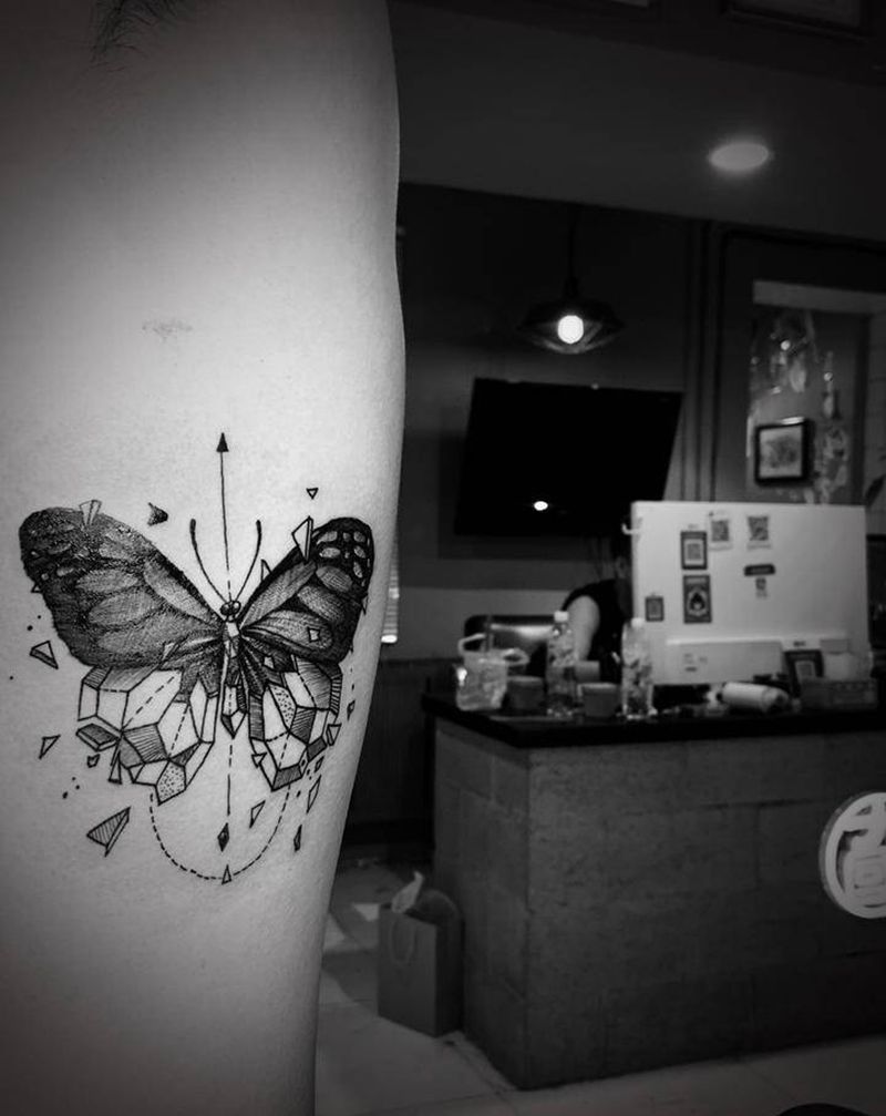 蝴蝶纹身图片_腹部点刺纹身图案