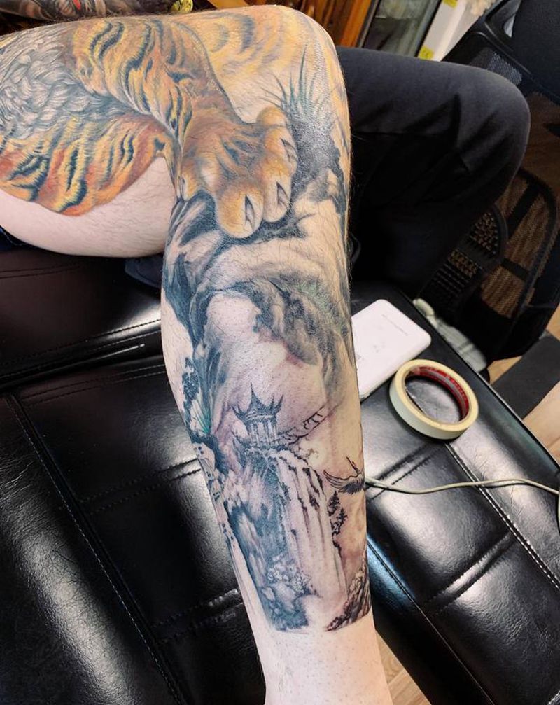 虎啸山河纹身图片_腿部欧美写实新传统纹身图案