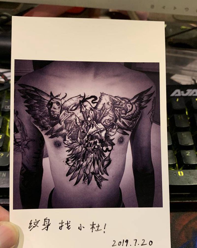 鸟纹身图片_胸部新传统点刺纹身图案