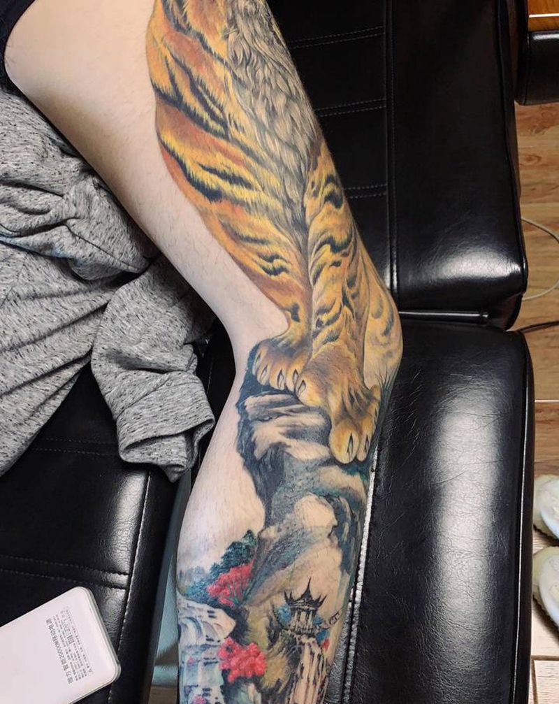 老虎山水纹身图片_腿部新传统欧美写实纹身图案