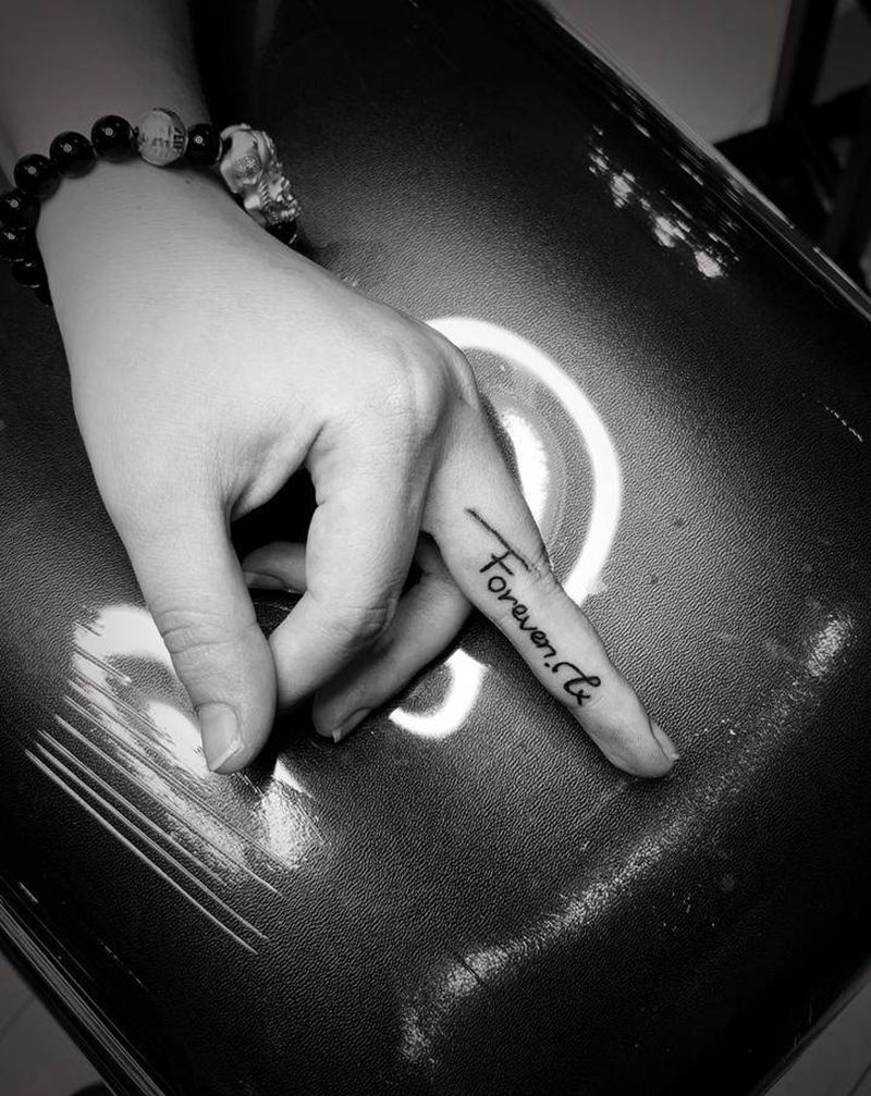 字母纹身图片_手部图腾纹身图案