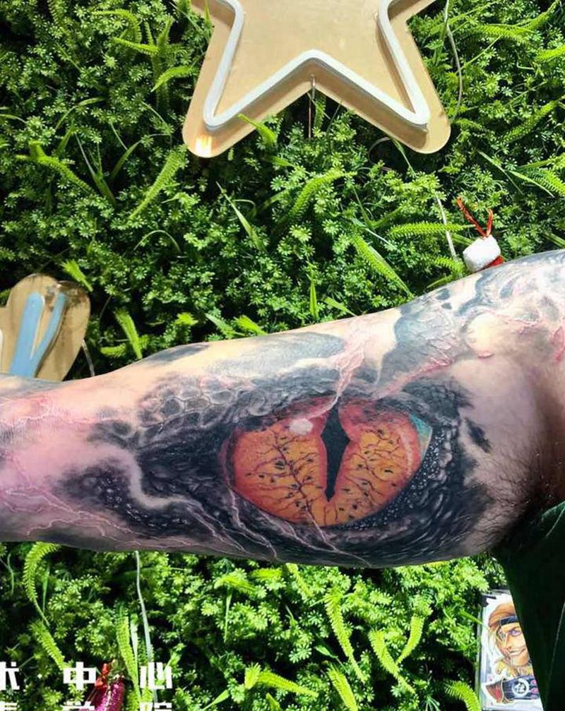 大臂内侧写实作品纹身图片_手臂纹身图案