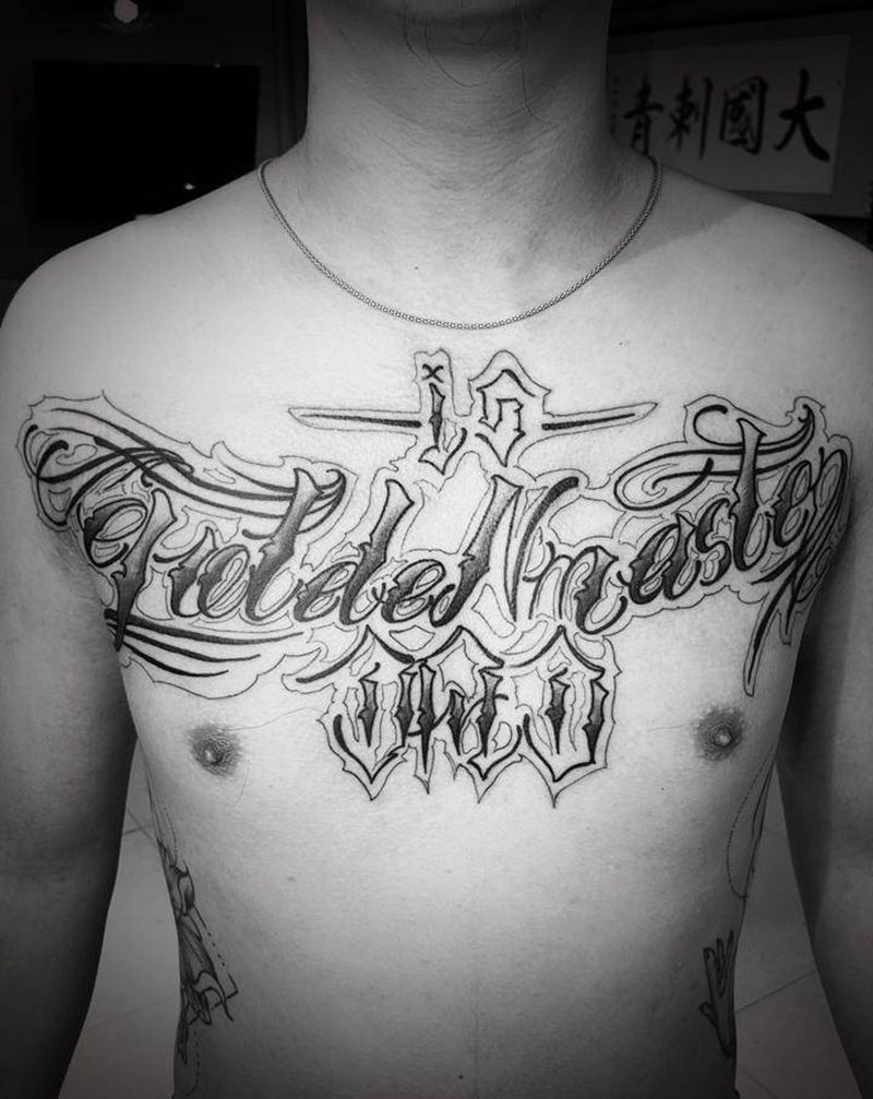 奇卡诺纹身图片_胸部花体字纹身图案