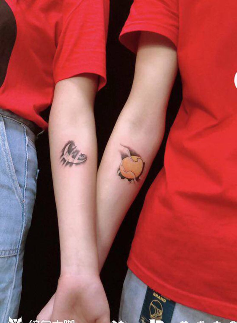 情吕月亮纹身图片_手臂纹身图案