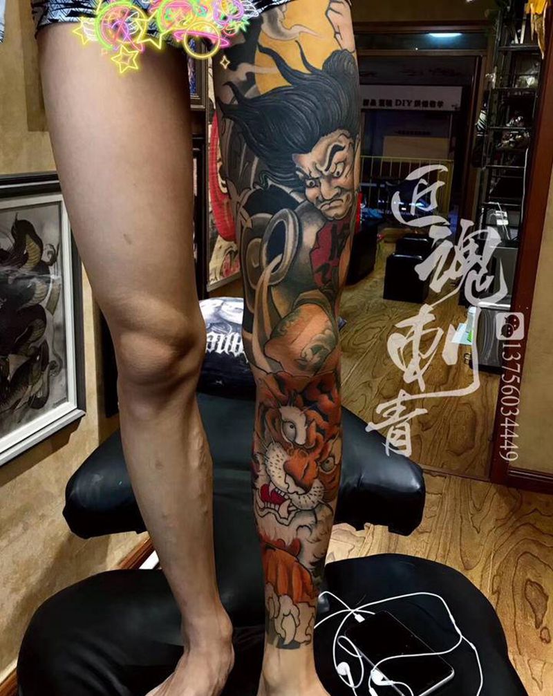 花腿武松打虎纹身图片_腿部新传统纹身图案