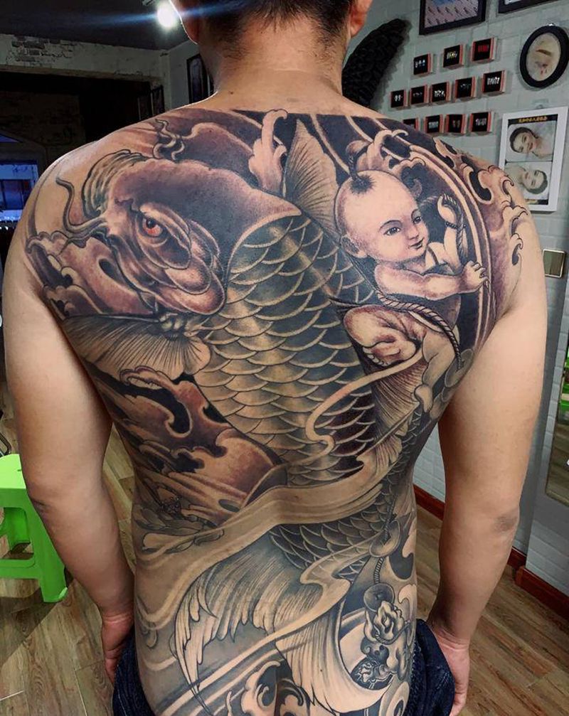 鲤鱼纹身图片_背部新传统纹身图案
