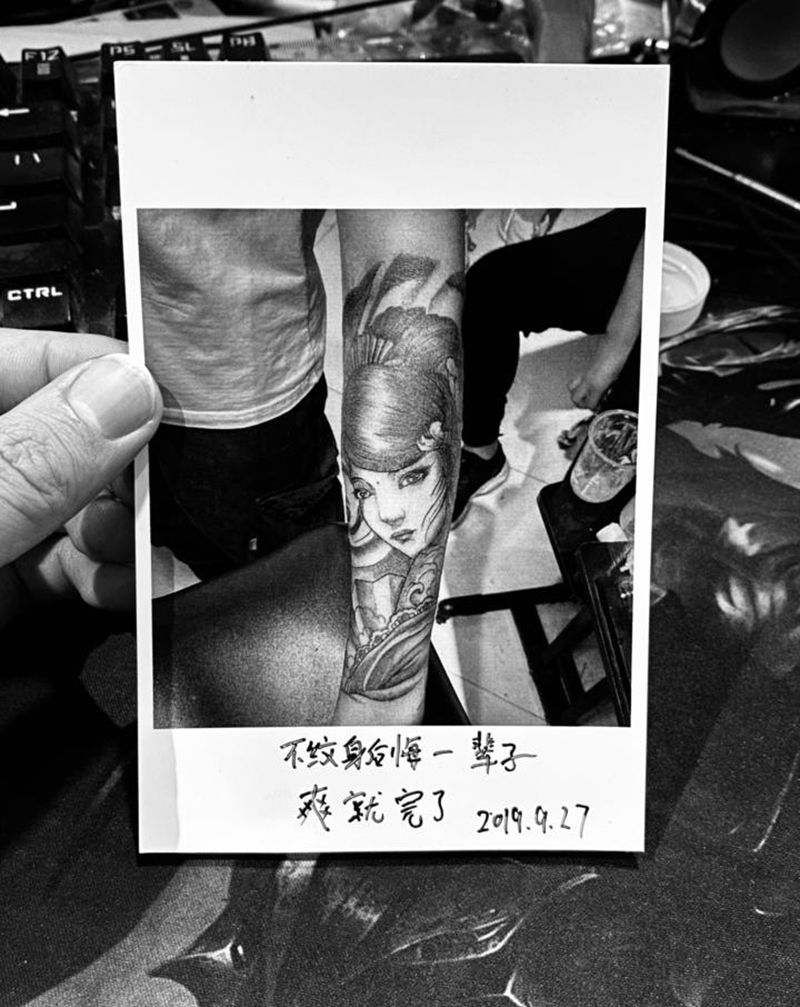 艺妓纹身图片_手部新传统纹身图案