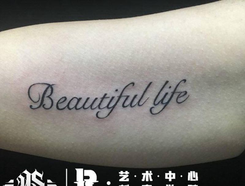 大臂字母纹身图片_手臂纹身图案