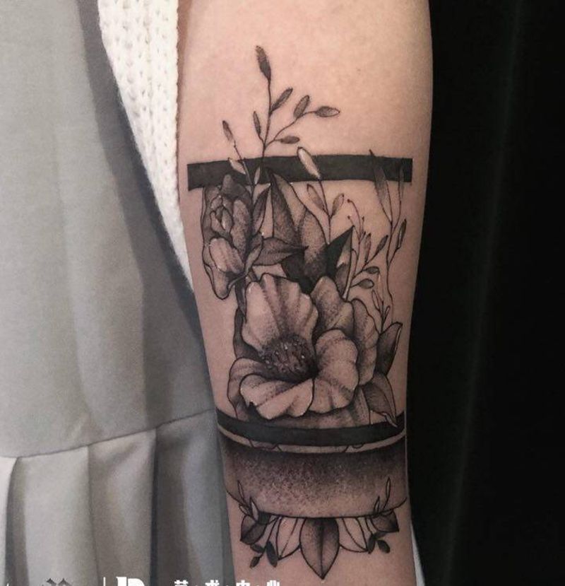 小臂素花纹身图片_手臂纹身图案