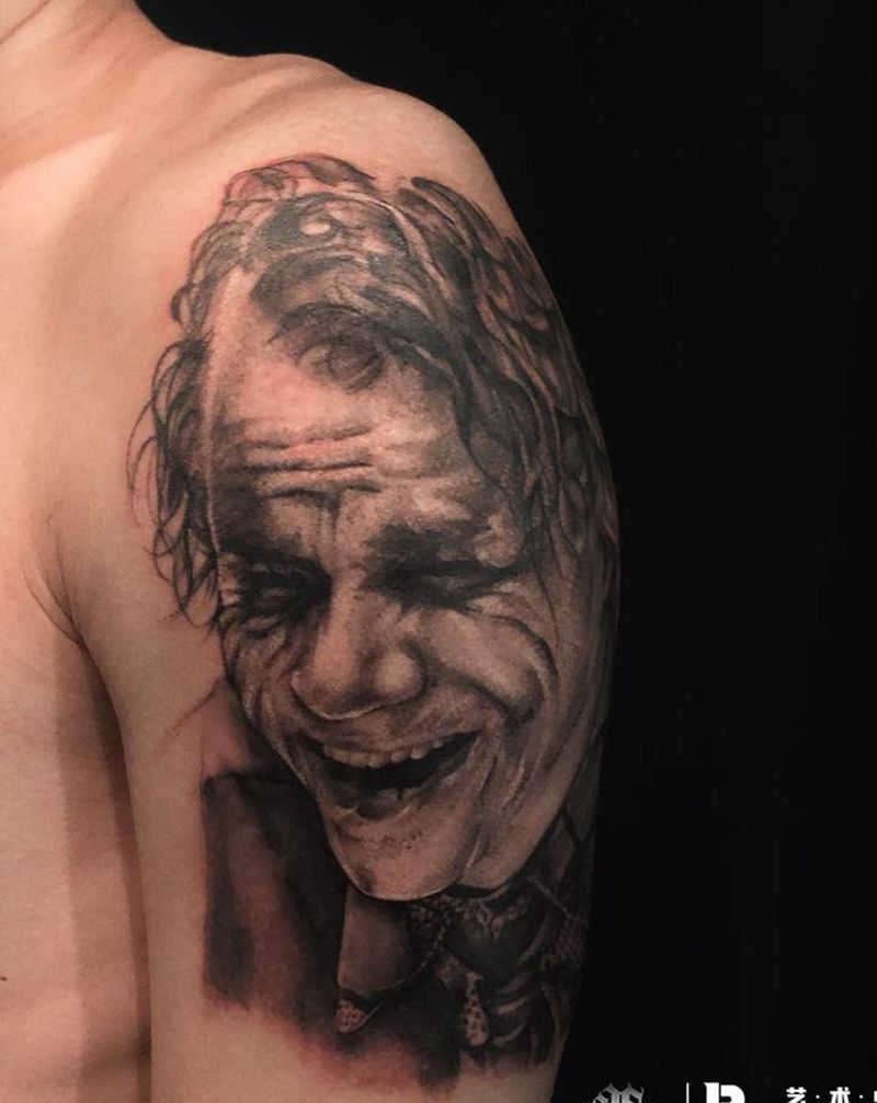 大臂肖象纹身图片_手臂纹身图案