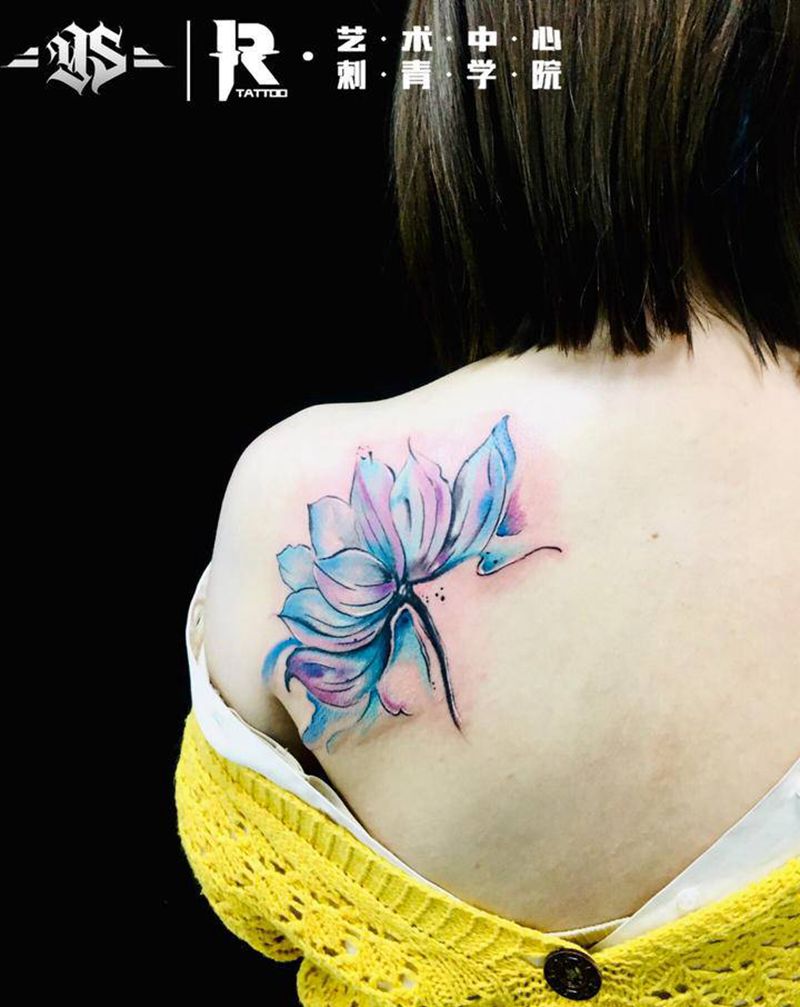 荷花纹身图片_背部纹身图案