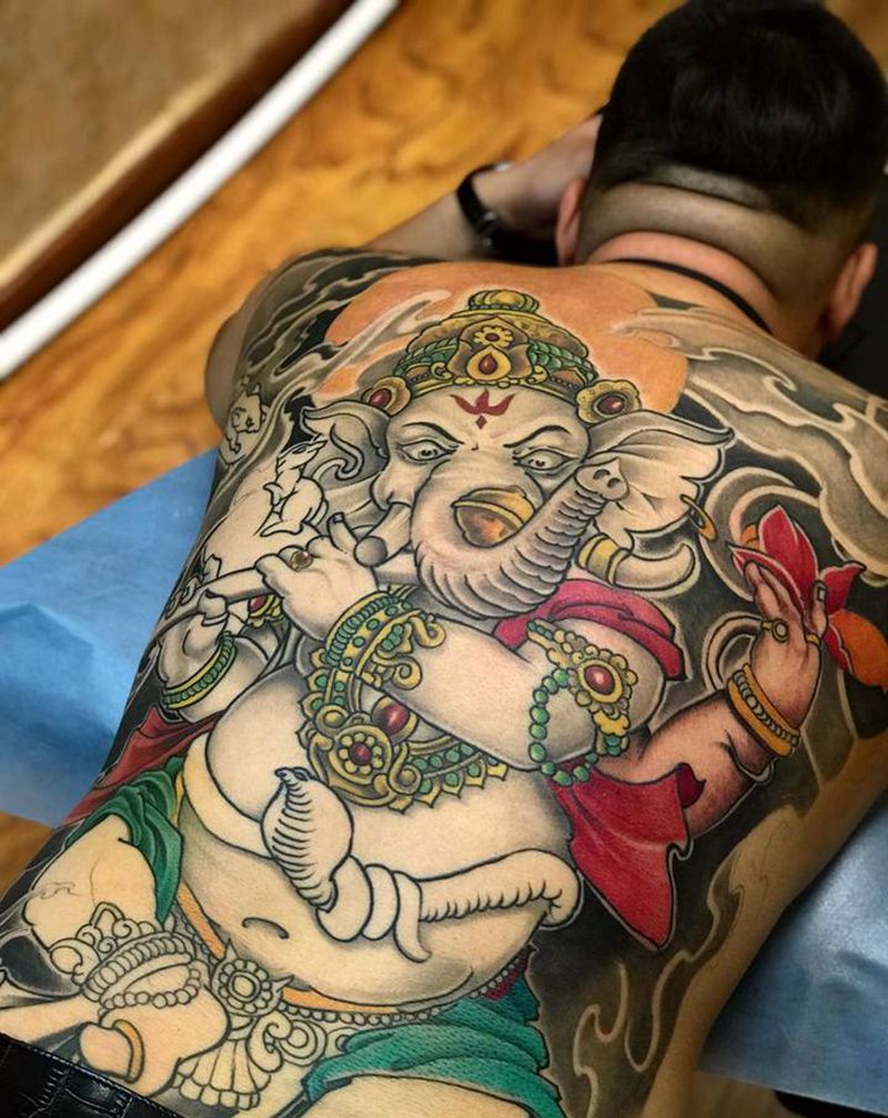 满背象财神纹身图片_背部新传统纹身图案