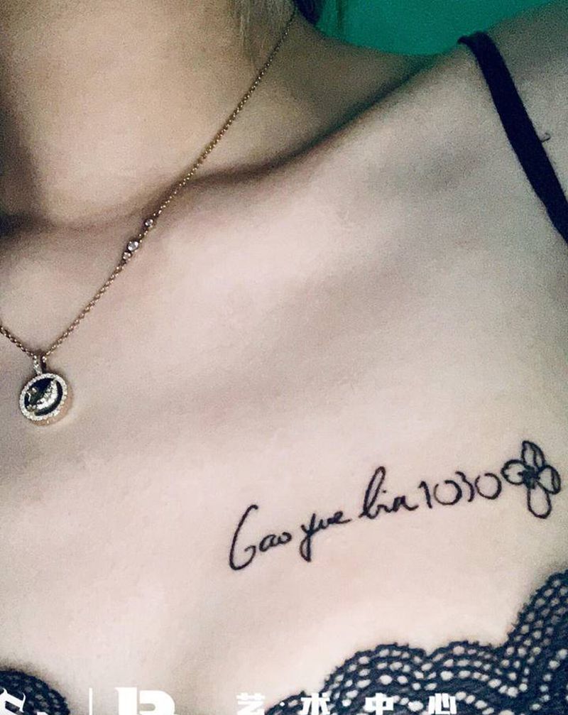 字母花纹身图片_胸部纹身图案