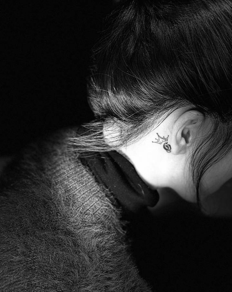 字母纹身图片_颈部花体字纹身图案