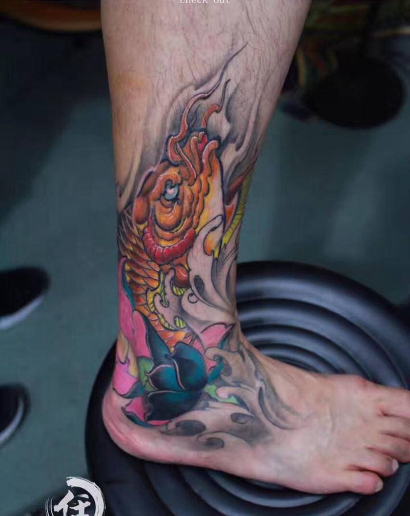 鲤鱼纹身图片_腿部纹身图案