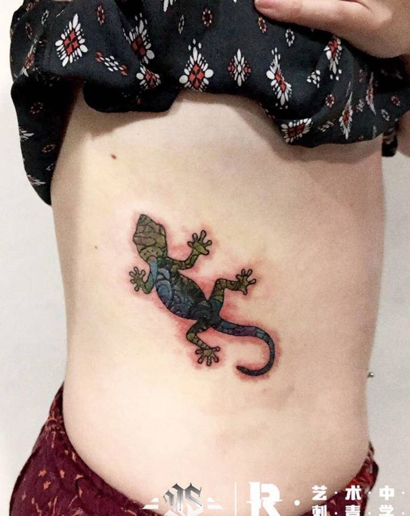 壁虎纹身图片_腹部纹身图案