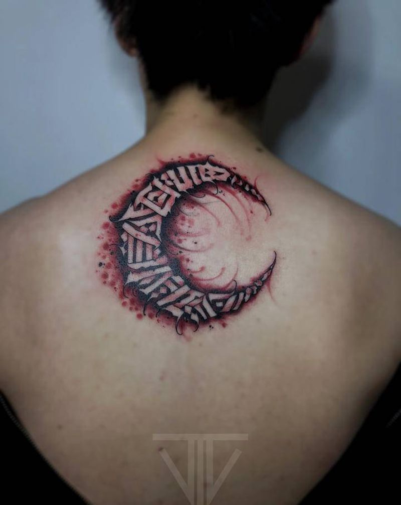 花体字纹身图片_背部花体字纹身图案