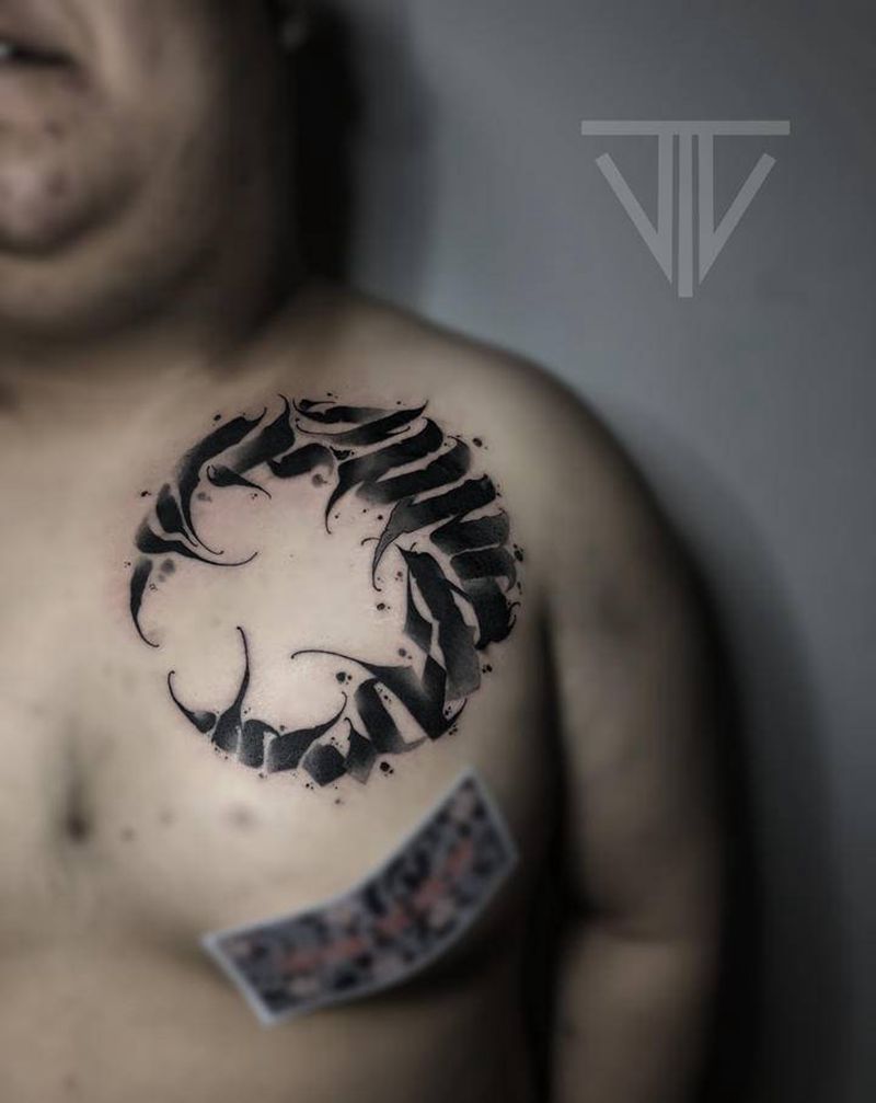 花体字纹身图片_胸部花体字纹身图案