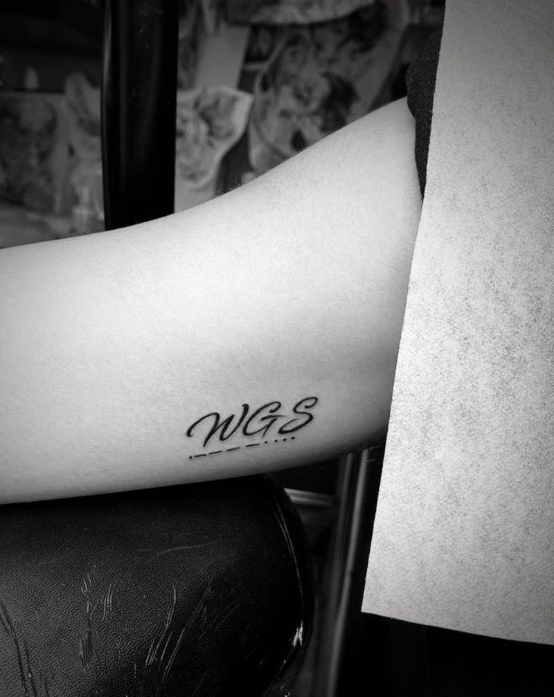 字母纹身图片_臀部花体字纹身图案