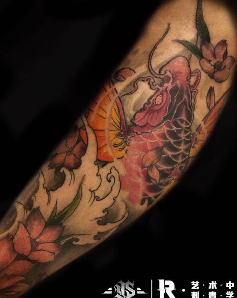 鲤鱼纹身图片_手臂纹身图案