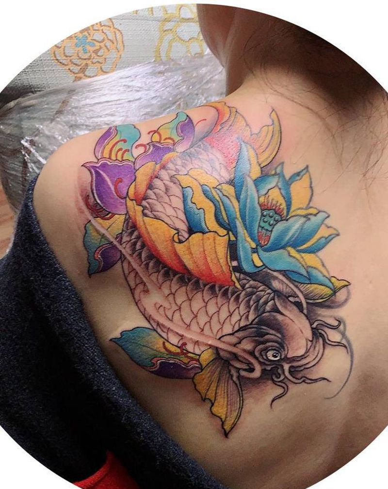 鲤鱼纹身纹身图片_背部新传统纹身图案
