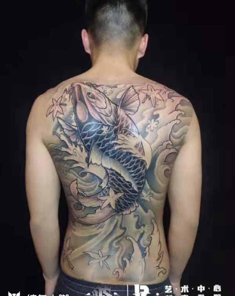 满背鲤鱼纹身图片_背部纹身图案