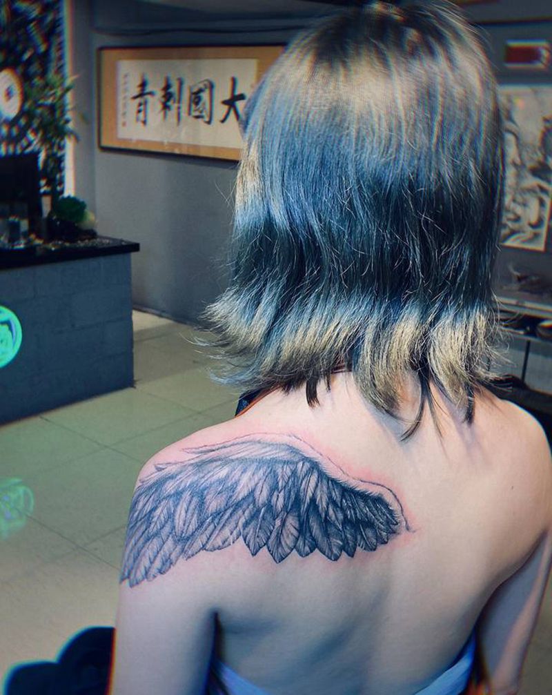 翅膀纹身图片_肩部点刺纹身图案