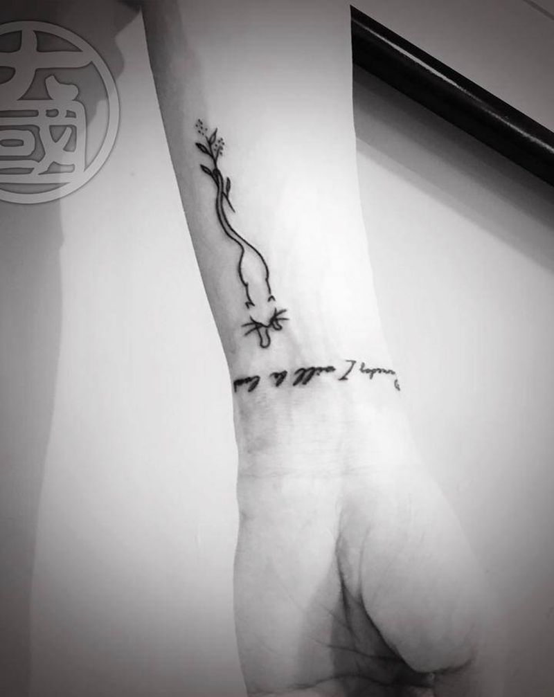 猫纹身图片_手部几何纹身图案