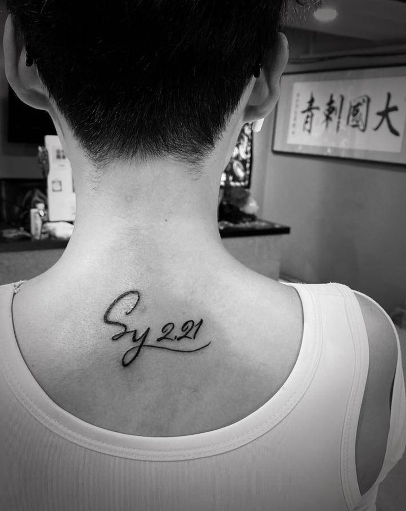 字母纹身图片_背部点刺纹身图案