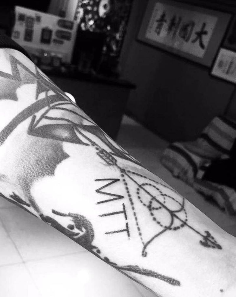 字纹身图片_手臂点刺纹身图案