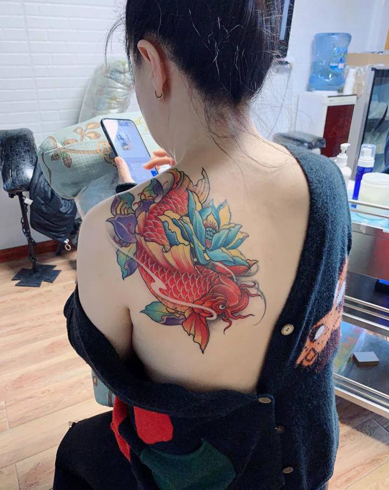 鲤鱼纹身图片_肩部新传统纹身图案