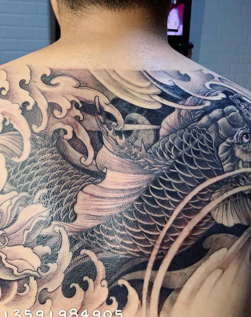 鲤鱼纹身图片_背部纹身图案