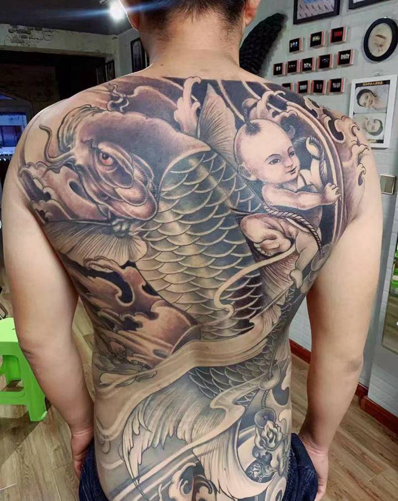 鲤鱼纹身图片_背部纹身图案