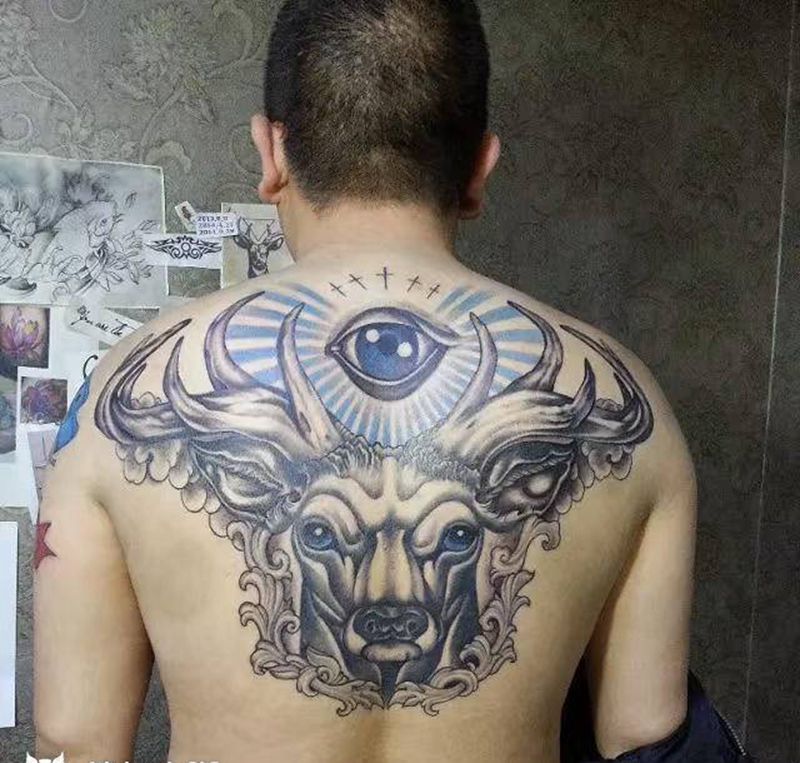 眼睛鹿纹身图片_背部纹身图案