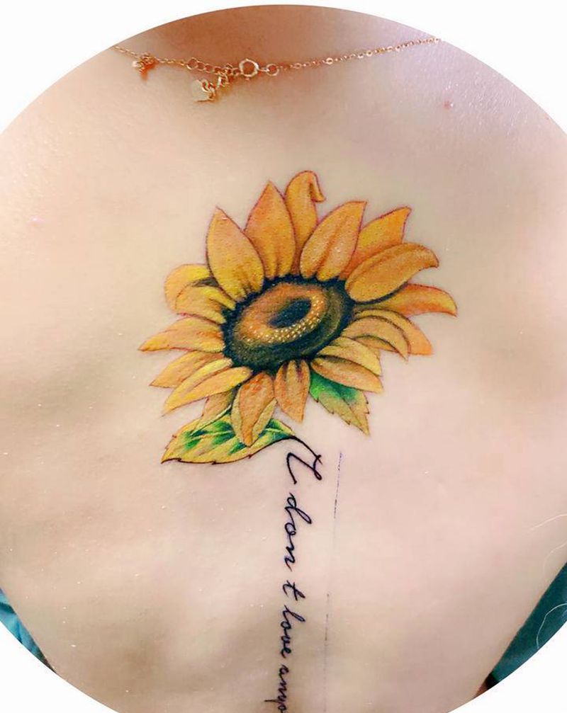 向日葵 字母纹身图片_背部花体字欧美写实纹身图案